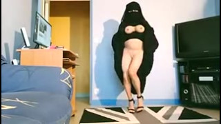 musulmane seins nus en niqab et jilbab